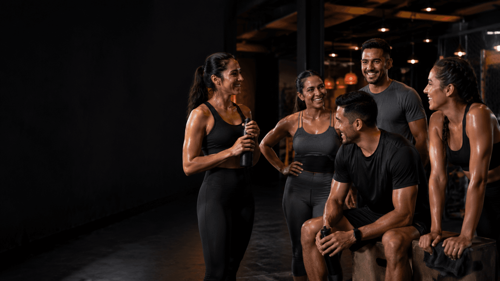 Grupo de atletas después de entrenar en SERIE+, energía positiva.